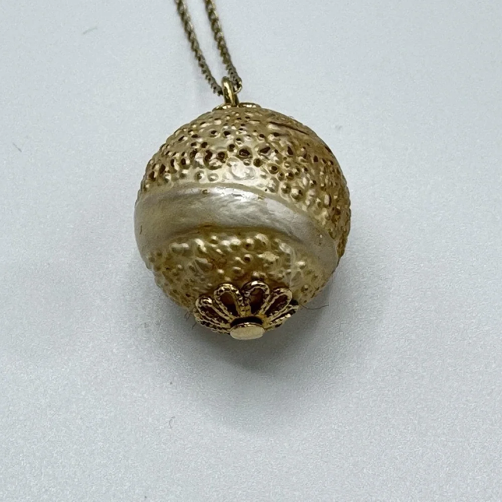 Vintage Sarah Coventry Jewelry Gold Ornate Pendant Necklace